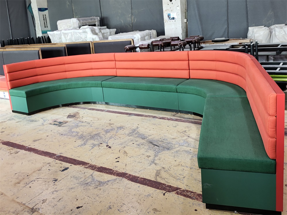 Modern U-Shaped Restaurant Booth Seating – Red & Green, Wall-Mounted Design for Cafes & Lounges