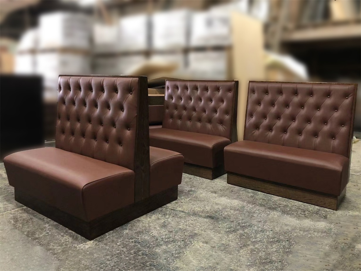 Double-Sided Tufted Booth Seating – Commercial Leather Upholstered Banquette for Hotels & Restaurants